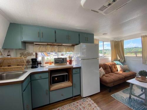 Unique and Serene Sunset Houseboat for 4 in Savanna