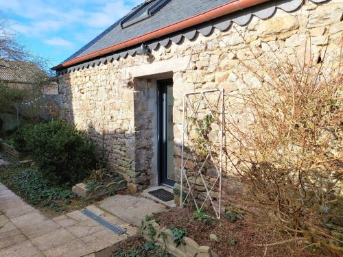 Charming granite stone cottage between land and sea, in St Pol de Leon