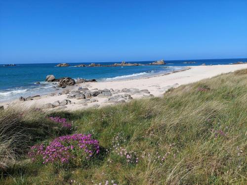 Charming granite stone cottage between land and sea, in St Pol de Leon