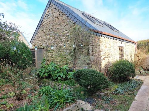 Charming granite stone cottage between land and sea, in St Pol de Leon