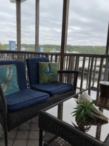 Floating Cottage on the River Nantucket in Savanna, USA