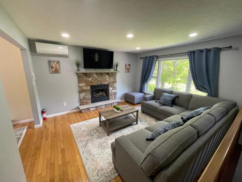 Spacious Pocono Home with Hot Tub and Fire Pit in Long Pond, USA