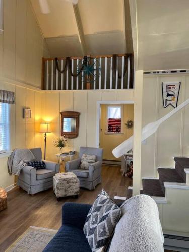 Cozy Wintertime Nantucket Cottage Getaway in Savanna