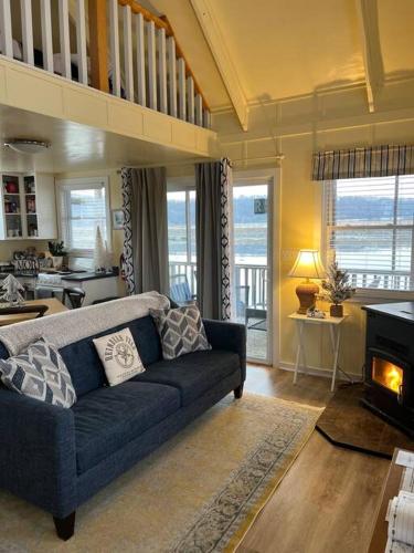 Cozy Wintertime Nantucket Cottage Getaway in Savanna