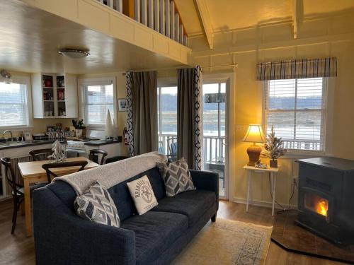 Cozy Wintertime Nantucket Cottage Getaway in Savanna