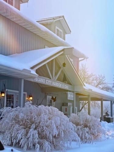 Cozy Wintertime Nantucket Cottage Getaway in Savanna