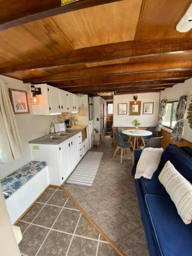 Driftwood Cozy Houseboat on the Water for 2 in Savanna