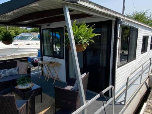 Driftwood Cozy Houseboat on the Water for 2 in Savanna