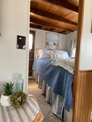Driftwood Cozy Houseboat on the Water for 2 in Savanna