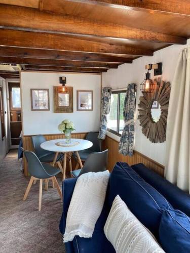 Driftwood Cozy Houseboat on the Water for 2 in Savanna, USA