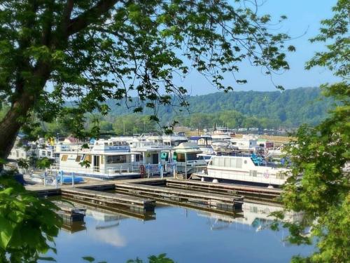 Driftwood Cozy Houseboat on the Water for 2 in Savanna