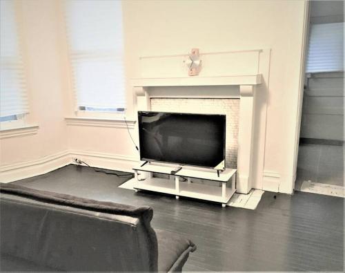 Hillside City Spacy Apartment Close to Downtown in Pittsburgh, USA