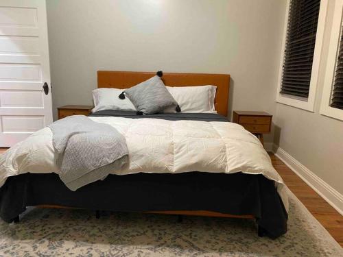 Downtown 3 bed newly renovated with amenities. photo 4