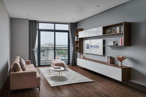 Landmark One-Bedroom image 2