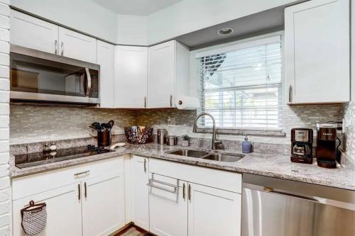 NEW! Cheerful bungalow with hot tub near beaches in Bay Pines, USA