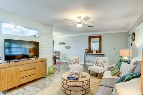 NEW! Cheerful bungalow with hot tub near beaches in Bay Pines, USA