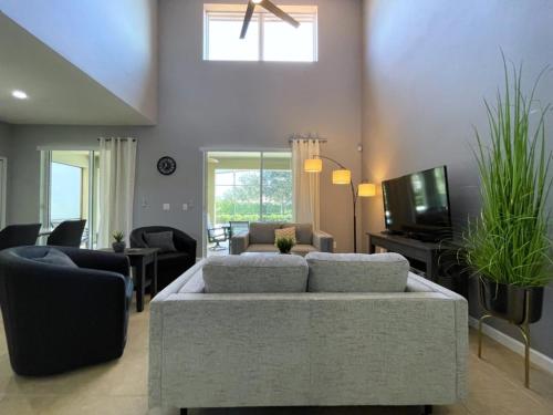 Beautiful 6 Bd Pool Spa Gm Solterra Resort-4396AC home in Davenport, USA
