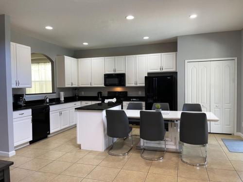 Beautiful 6 Bd Pool Spa Gm Solterra Resort-4396AC home in Davenport, USA