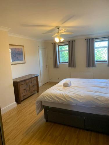 Super King Bed Suite, Executive office, fast WiFi, free parking