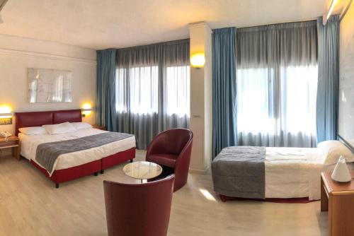 1 queen bed, 1 twin bed
