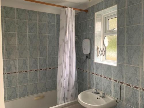 St Ives, King Bed Cosy home, parking, fast Wi Fi