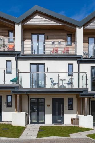 Luxury 3 floor Town House by Tolcarne Beach – khách sạn tại Newquay Tretherras