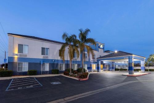 Days Inn by Wyndham Lathrop - image 10