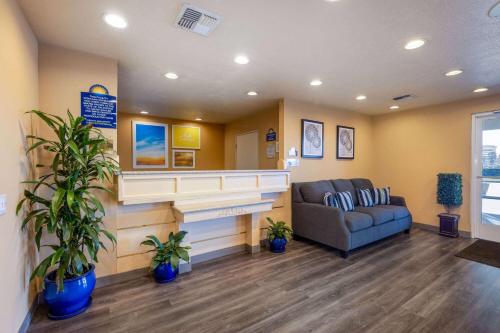 Days Inn by Wyndham Lathrop - image 7