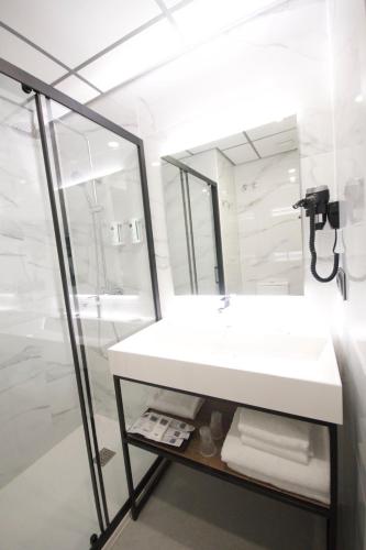 Standard Single Room image 2