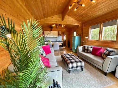 Yealm Cabin Self Catering Log Cabin in Devon with Hot Tub - Chalet - Plymouth