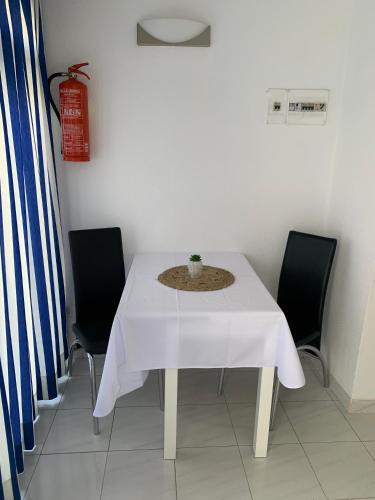 Studio Apartment image 8