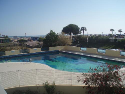 Flat in a seafront building with swimming pool