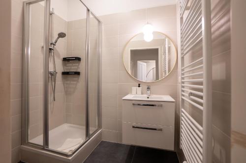 Stylish apartment with dedicated working space and super king-size bed located between city centre and Donau river 5
