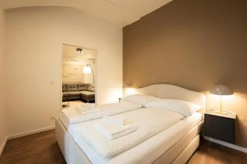 Stylish apartment with dedicated working space and super king-size bed located between city centre and Donau river in Wien, Österreich