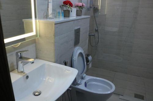 Bathroom, فندق منار بارك in Ash Shifa
