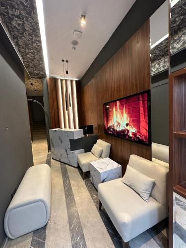 Second Suit Hotel - image 3
