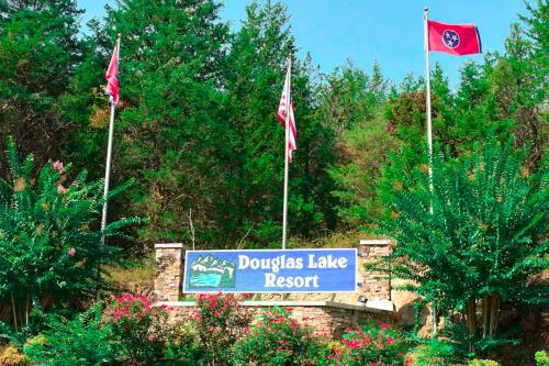 A Smoky Mountain Lake Cabin - Get 951 worth of FREE area attraction tickets for each paid day!