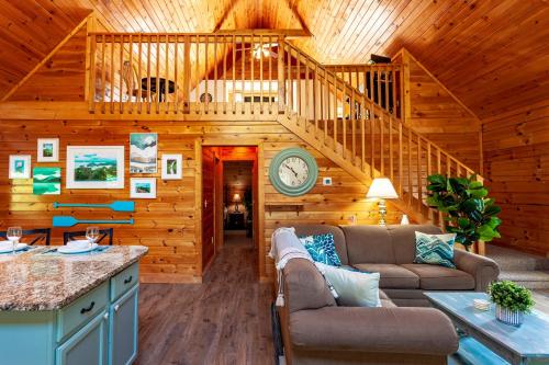 A Smoky Mountain Lake Cabin - Get 951 worth of FREE area attraction tickets for each paid day!