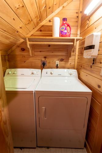 A Smoky Mountain Lake Cabin - Spacious Smoky Mountain Getaway Perfect for Families & Groups - image 8