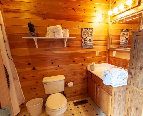 A Smoky Mountain Lake Cabin - Spacious Smoky Mountain Getaway Perfect for Families & Groups - image 3