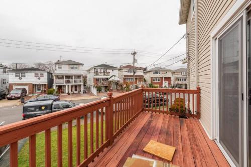 A Suburbia-In-The City Colonial Home