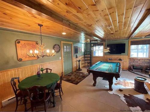 Close to skiing and hiking, walk to main street in Tannersville, USA