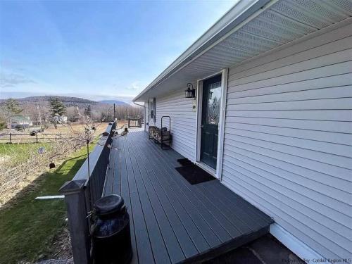 Close to skiing and hiking, walk to main street in Tannersville, USA