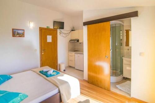 Studio with Sea View room in Studio apartment in Dugi Rat with sea view balcony air conditioning WiFi 5113-2