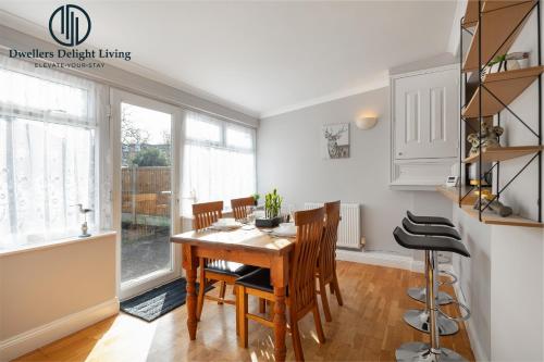 Dwellers Delight Living Ltd 2 Bed House with Wi-Fi in Loughton, Essex