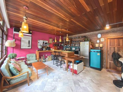 T-House BKK 2Floors near BTS with swimming pool and free Wifi - 바/라운지