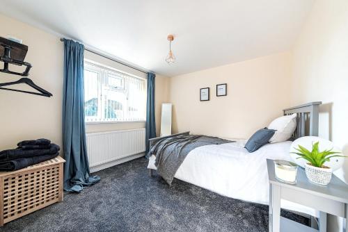 DUDLEY by HOSPITAL - 3Bed - PARKING - Long stay - CONTRACTORS