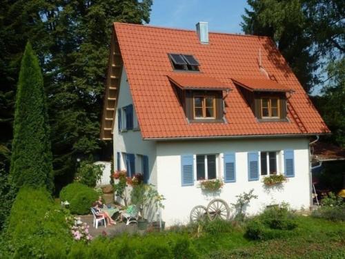 Ferienhaus mit Kachelofen und freier Nutzung von Fahrrädern und kleinem Boot, mit Garten - Aitrach