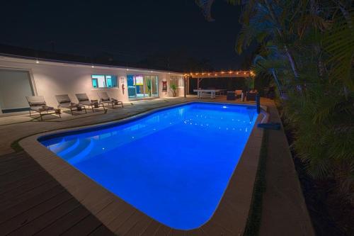 Heated pool in a Precious House close to Zoo Parks and Arts
