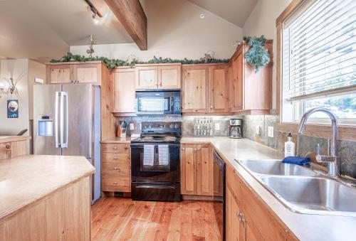 Trapper's Lodge - 4 Bd w Great View, Private Hot Tub